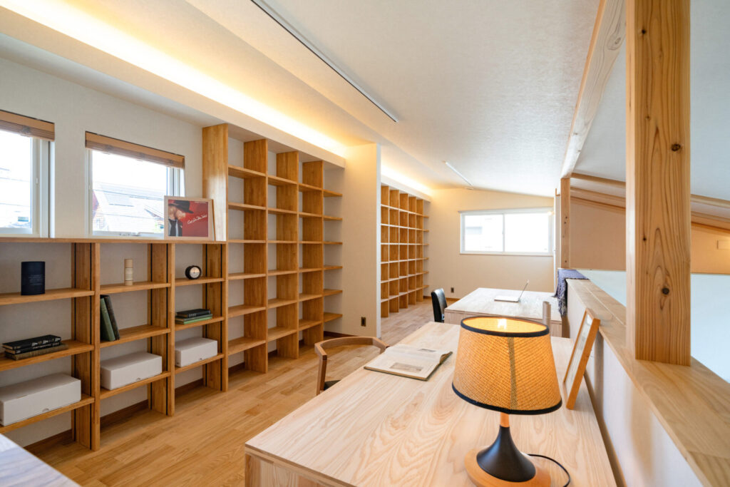 まるで秘密の図書館。壁一面の本棚のあるお家